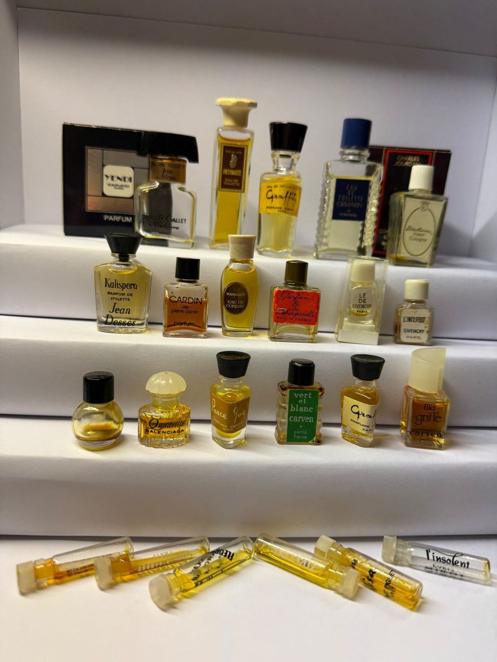 Profumi & Eau de Toilette: Uralte winzige Parfum Miniaturen – Usato da St. Gallen venduto da aracne