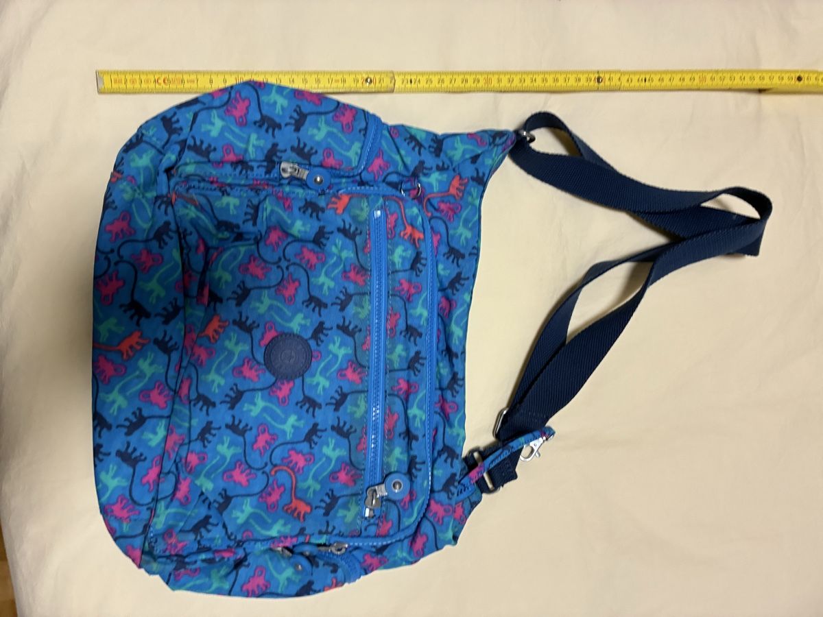 Kipling Sacs femmes: Kipling Shoulder Bag Blue Monkey Pattern 35 cm Width – Neuf (Voir description) à Basel par dal_r7dw
