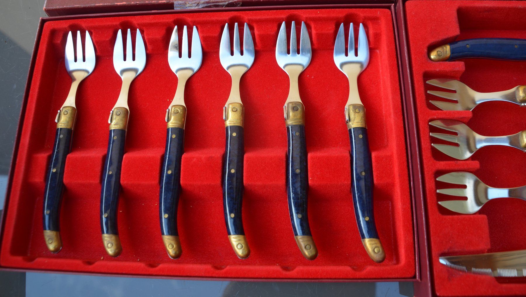Laguiole Set di posate: Laguiole Pradel - Besteck / couverts -  service de table – Nuovo e nell'imballaggio originale da Collonges venduto da arashee 2
