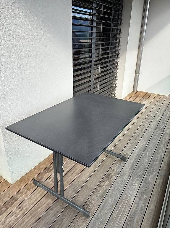 Set de table et chaises: Table de balcon/jardin avec chaises – D'occasion à Lausanne par apolline.lr