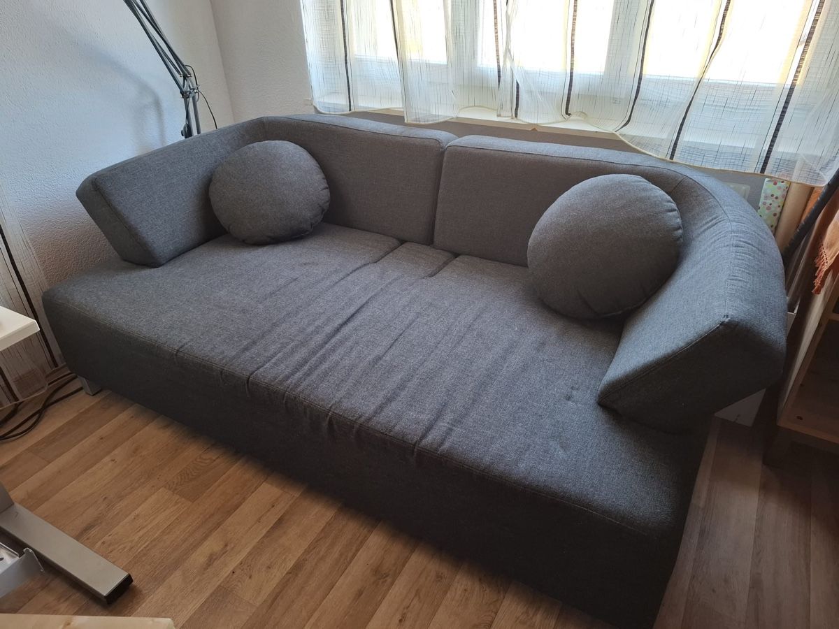 Divani: Sofa grau mit zwei Kissen – Usato da Reutigen venduto da sel_xy25 2
