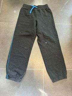 Trainerhose schwarz mit blauem Streifen 158