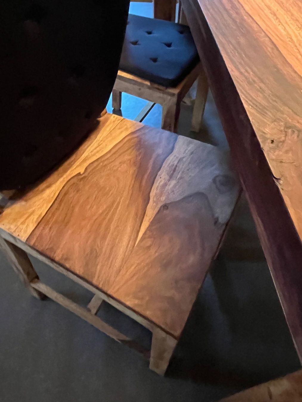 Set di tavolo e panche: Esstisch Design mit 4 Stühlen und einer Sitzbank – Usato da Weisslingen venduto da Eniclote