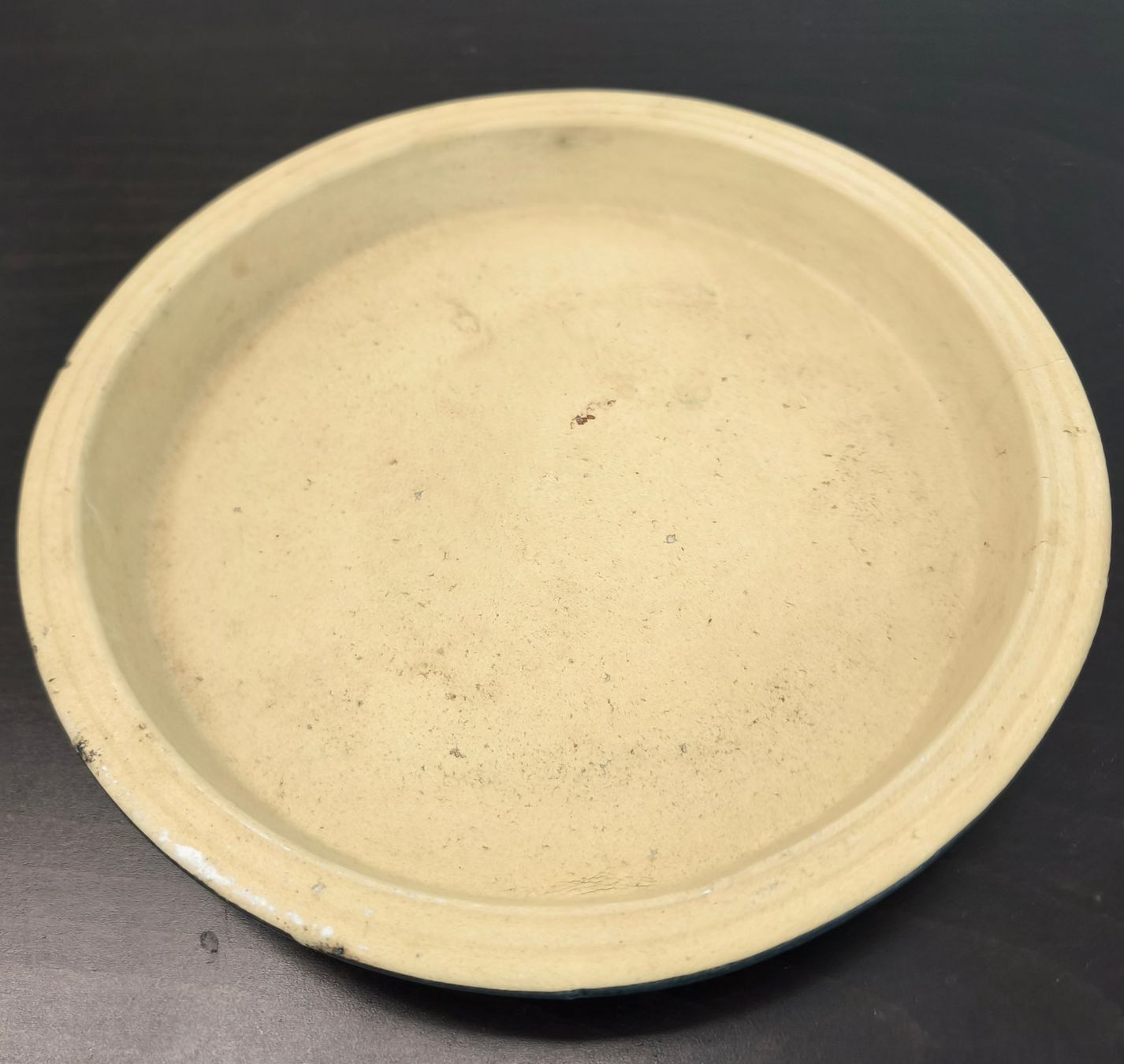 Untersetzer: Rustikale Keramik-Untersetzerplatte, Durchmesser 22cm – Gebraucht aus St. Gallen von Arti24