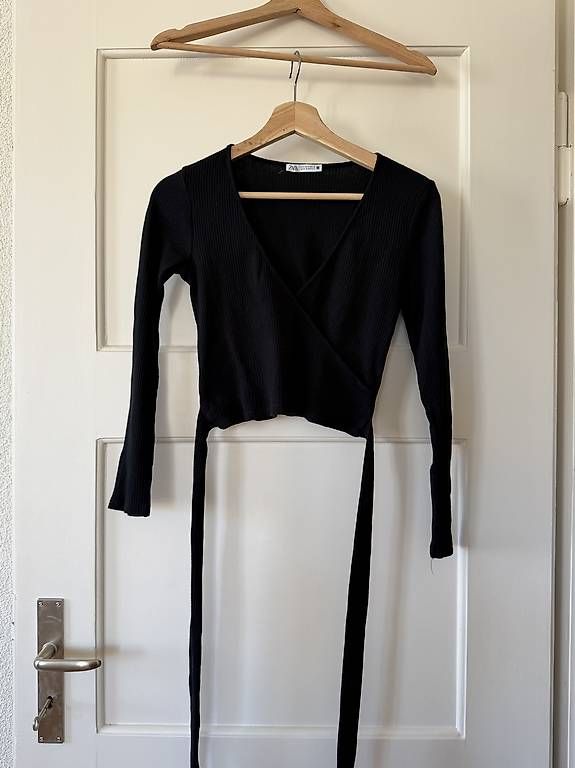 Top: ZARA SCHWARZES WICKEL-TOP – Usato da Zürich venduto da Nadgb1303