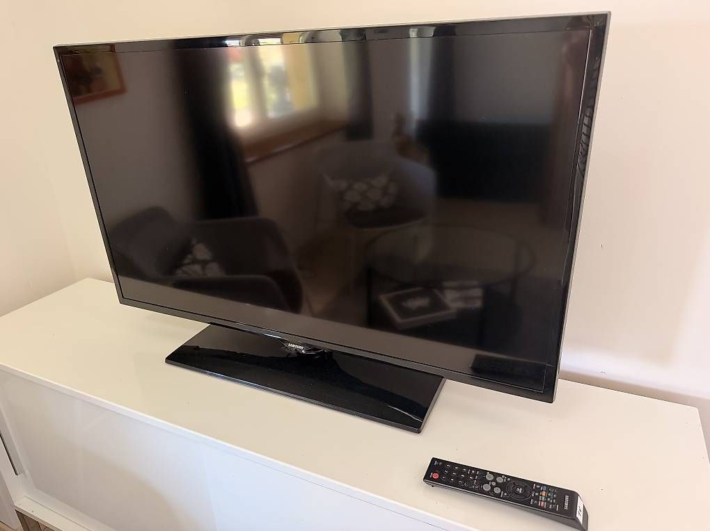 Televisori: TV Samsung 40" - Full HD - bon état avec télécommande  – Usato da Essertines-Yverdon venduto da clemesitpa 1
