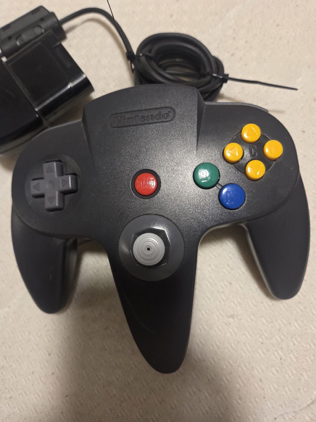 Manettes: 2 original Nintendo 64 Controller grau und schwarz  – D'occasion à Flawil par Hamdia12 1