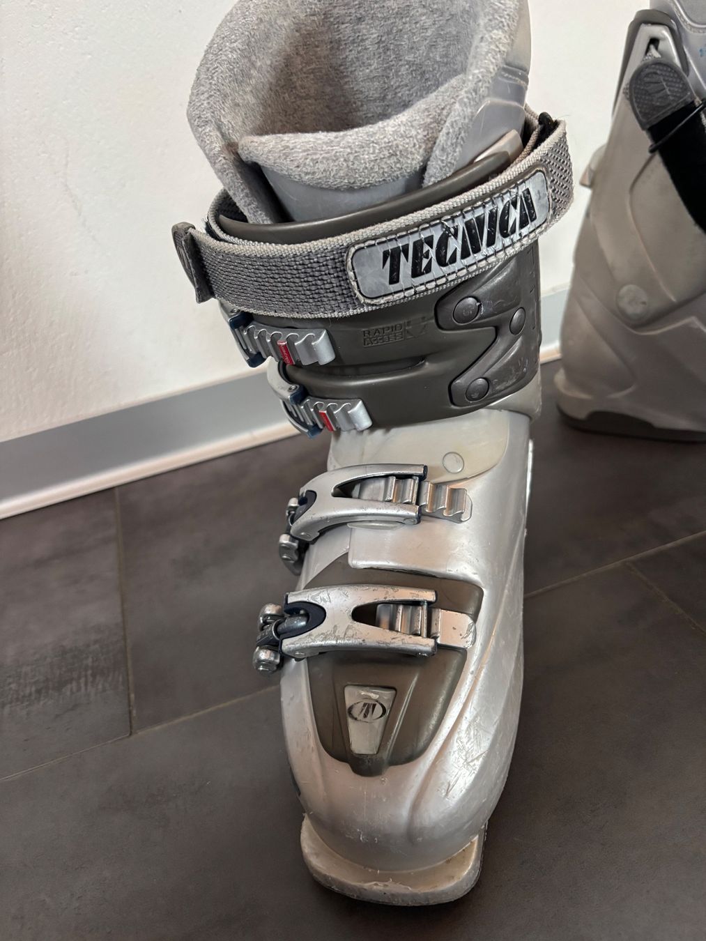 Tecnica Scarpe per ragazzi: Tecnica Skischuhe ca gr 36/37 – Usato da Gunzwil venduto da gerda7