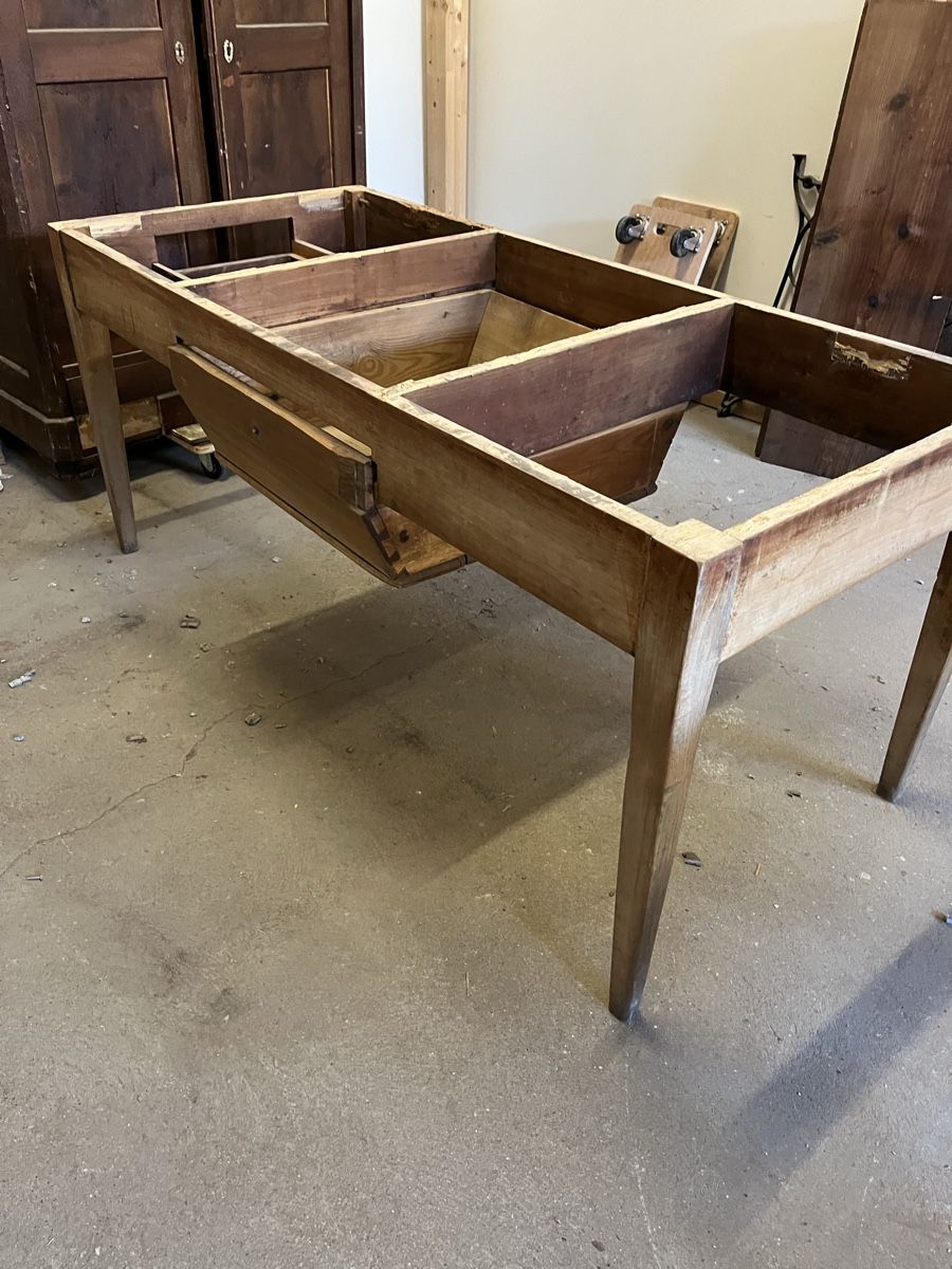 Autre mobilier: Tisch Unterteil – Défectueux à Rickenbach SO par Antik04