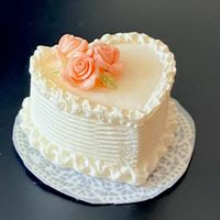 Herztorte mit Rosen für die Puppenstube. Handarbeit.