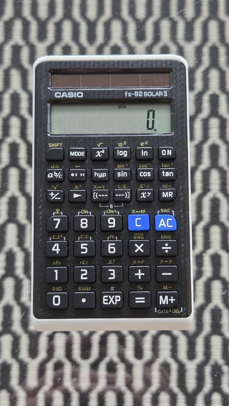 Casio Calcolatrici tascabili: Casio fx-82 SOLAR II Calculator – Usato da Les Brenets venduto da euterpetheia