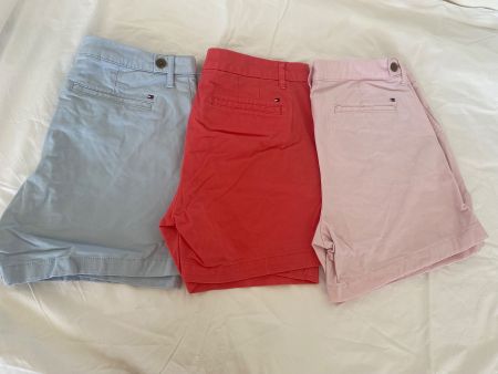 TOMMY HILFIGER DREI SHORTS GR 8 + 1 SHIRT GR M
