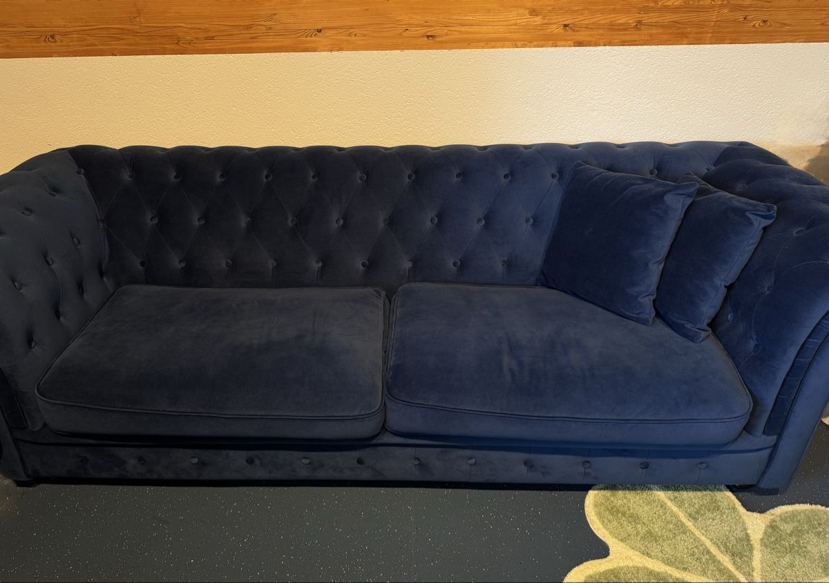 Sofas: Dunkelblaues Sofa Chesterfield Samt – Gebraucht aus Bätterkinden von peacelover_fili 2