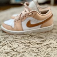 Nike Air Jordan 1 Low SE trainers, peach.