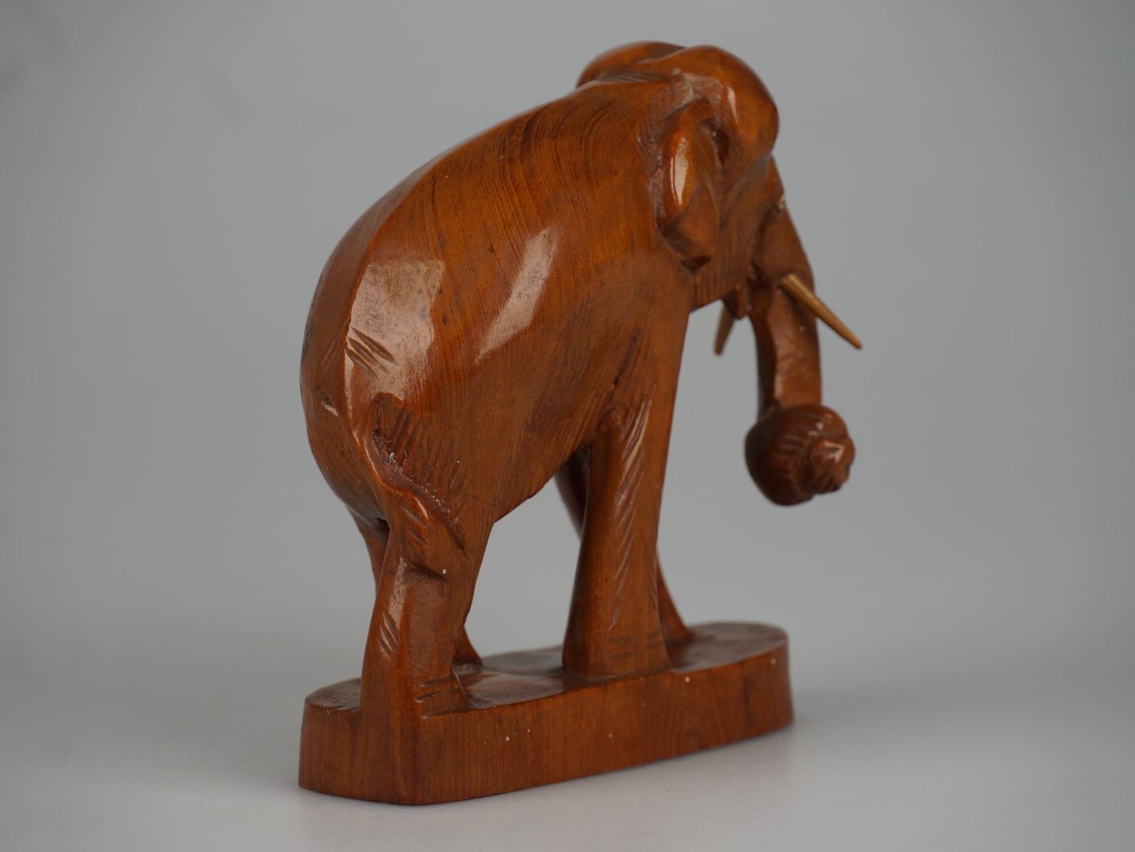 Figurines: Handgeschnitzte Elefantenfigur aus Holz 6" – D'occasion à Rüti ZH par Restwert_Rueti_ZH 1