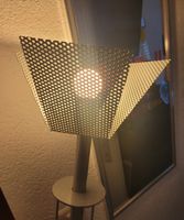 Herrliche postmoderne 80er Jahre Tischlampe Metall Lochblech