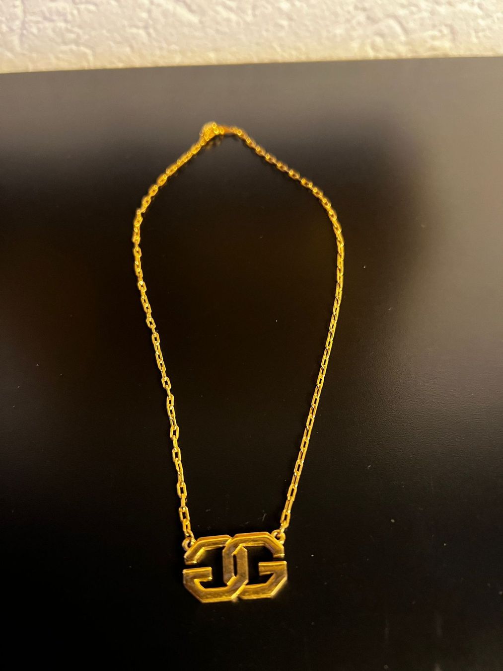 Givenchy Catenine: Givenchy Halskette – Goldfarben Logo Design – Usato da Winterthur venduto da Dejv