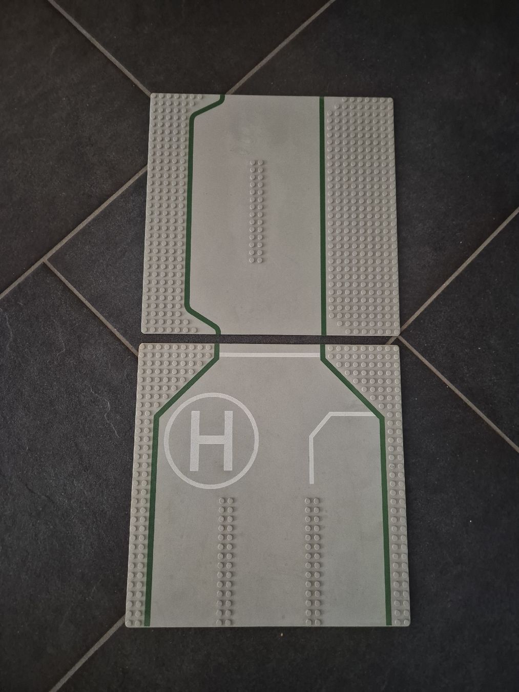 Lego Kit di costruzioni: Lego System, 2 graue Flugplatzplatten mit Helikopterfeld. – Usato da Büsserach venduto da Fairprice_83