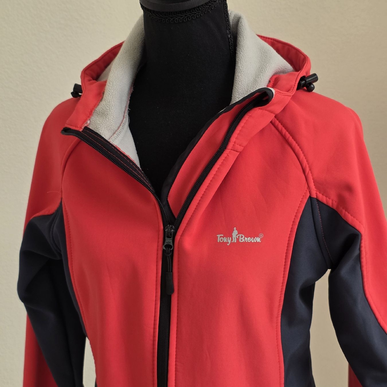 Vestes: Tony Brown Softshelljacke rot/dunkelblau Grösse 38  – D'occasion à Rheinsulz par Gilea 1