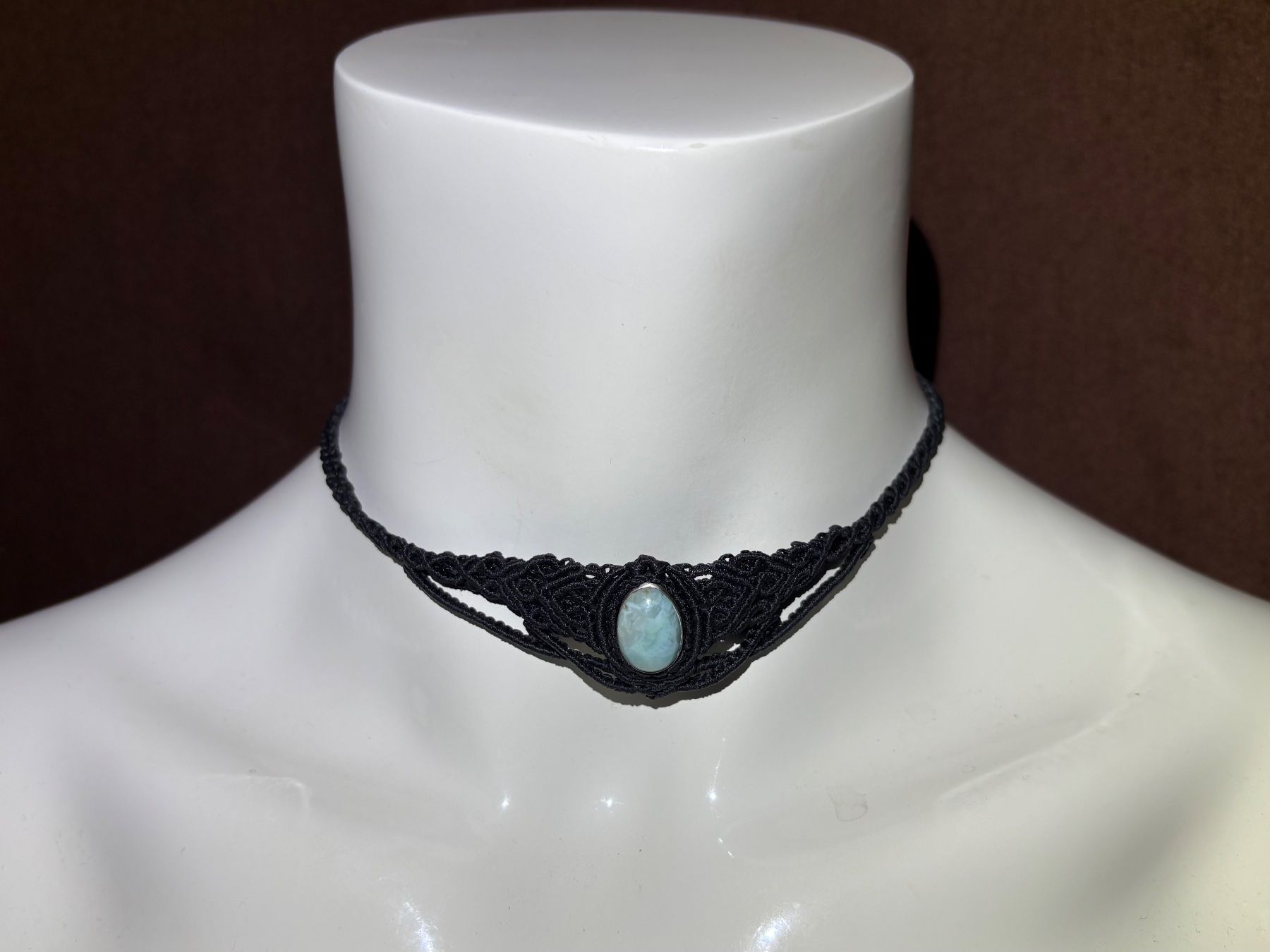 Colliers: Makramee Kette Collier mit eingefasstem Larimar – Neuf (Voir description) à Pfäffikon ZH par Emporos_42