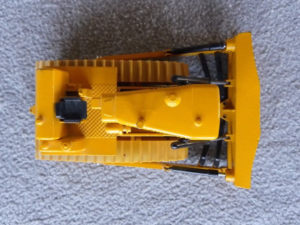Kit di modellismo & Modellini statici: Cat D9G (Gescha 1/50) – Difettoso da Les Genevez JU venduto da cnegri 2
