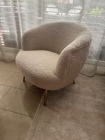 Beiger Sessel mit goldfarbenen Beinen