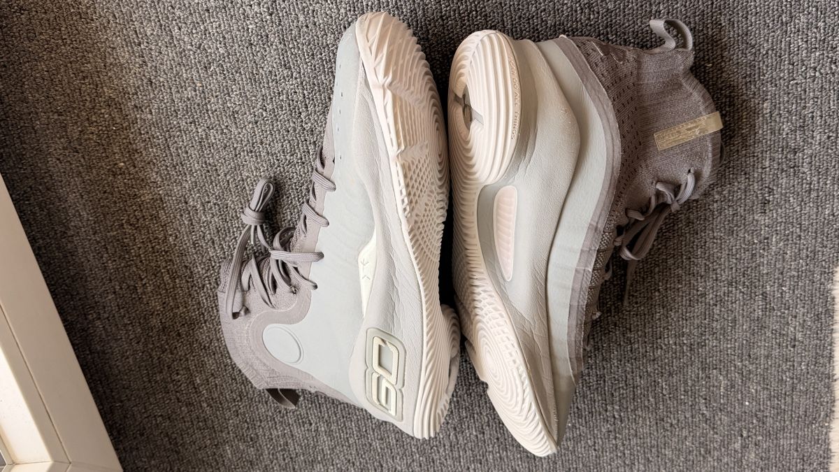 Under Armour Scarpe da uomo: Under Armour Curry 4, unisex Taille 41 – Usato da Bulle venduto da LeMoleson 4