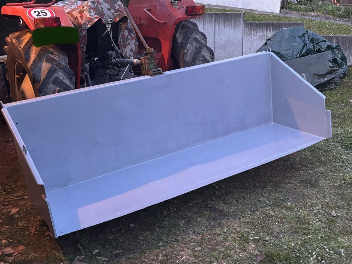 Accessori Trattori &Veicoli agricoli: Traktor Kippschaufel – Usato da Wettingen venduto da Volltreffer10.2 2