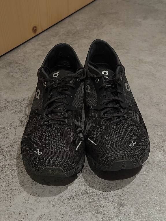 Scarpe da uomo: On cloud Schuhe schwarz Größe 44,5 – Usato da Ottoberg venduto da Lukhelfinger 1