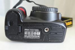 Nikon D3100 mit Akku und Ladegerät