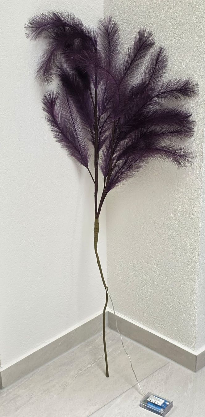 Tutte le decorazioni: Deko-Ast mit Lichterkette, violette Federn, neu – Nuovo (secondo la descrizione) da Rheinsulz venduto da Dred 2