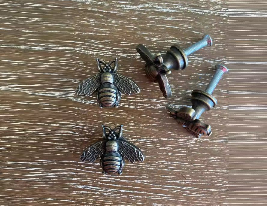 Eisenwaren: 18x Schubladengriffe in Bienenform – Neu und originalverpackt aus Lausanne von batishop