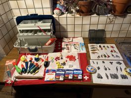 Diverses Angelzubehör mit Koffer Zäpfen Hegene Löffel Blei 
