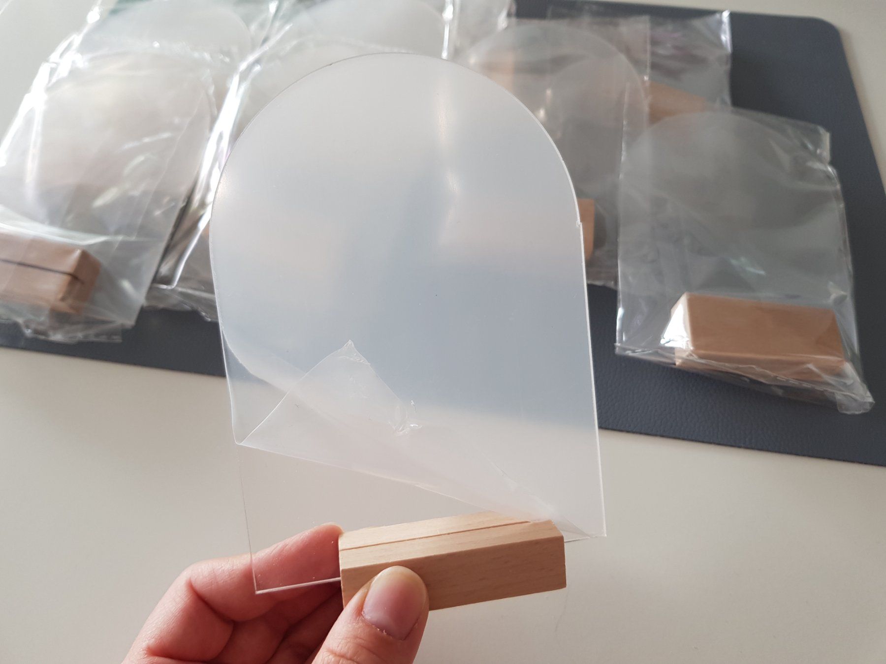 Allestimento di negozi e stand fieristici: Acryl Schild mit Stander, Plexiglas, Bogen Acrylschilder – Nuovo e nell'imballaggio originale da Münchenstein venduto da beb_tw68