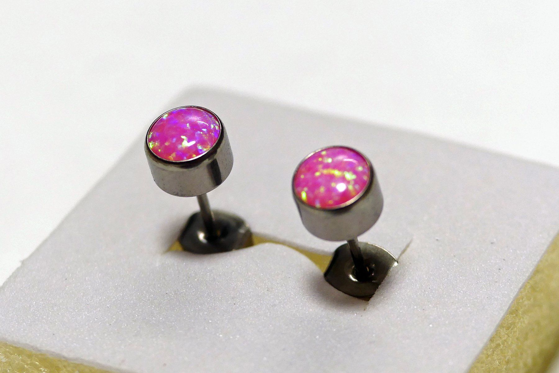 Orecchini pendenti & Orecchini a lobo: Ohrstecker aus Titanium mit Opal – Nuovo e nell'imballaggio originale da Matten b. Interlaken venduto da kero71