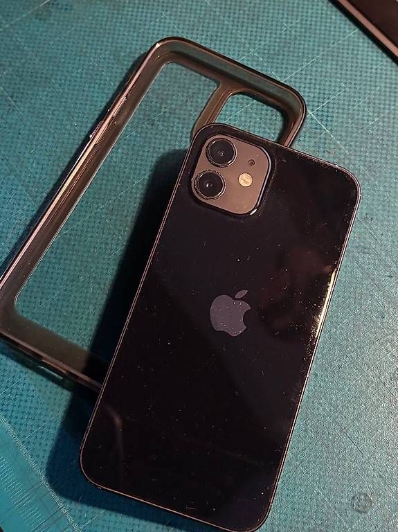 Telefoni cellulari / Smartphones: iPhone 12 nero 256GB – Usato da Porza venduto da scapolo 1