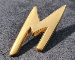 Z114 - Pin Parfume Montana M Logo