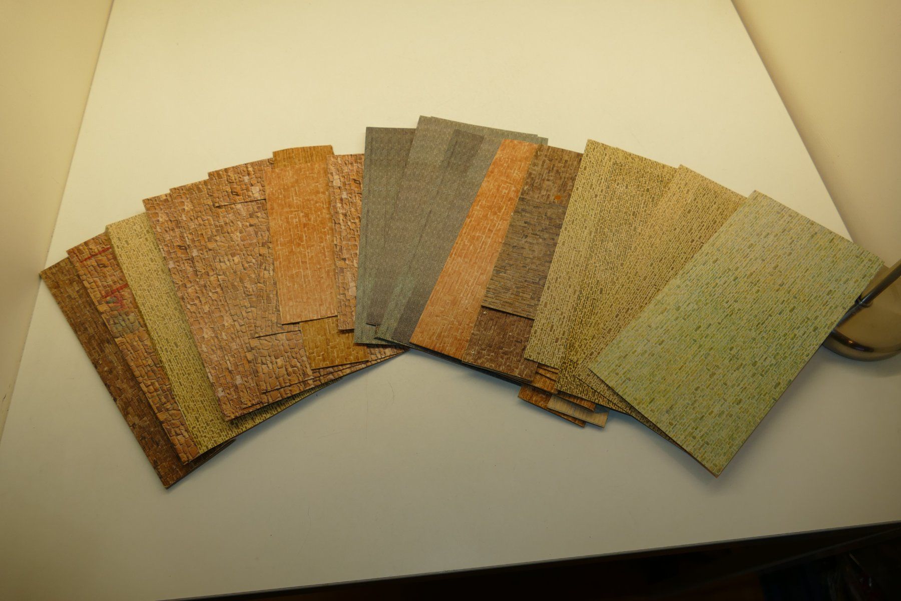 Modelleisenbahnen: Spur H0: Mauerplatten aus Papier – Gebraucht aus Niederhasli von rail-duerst