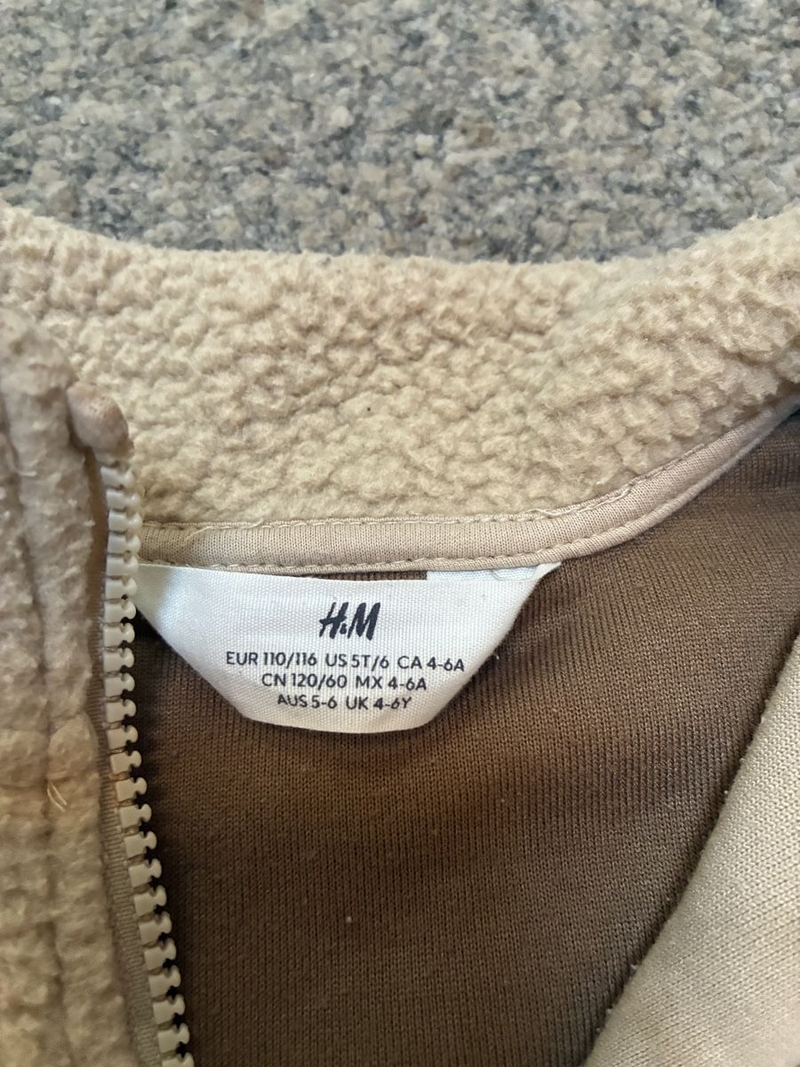 H&M Pullover & Sweatshirts: Fleece Pullover H&M braun beige Grösse 110/116 – Gebraucht aus Mitlödi von meyer-sabrina 3