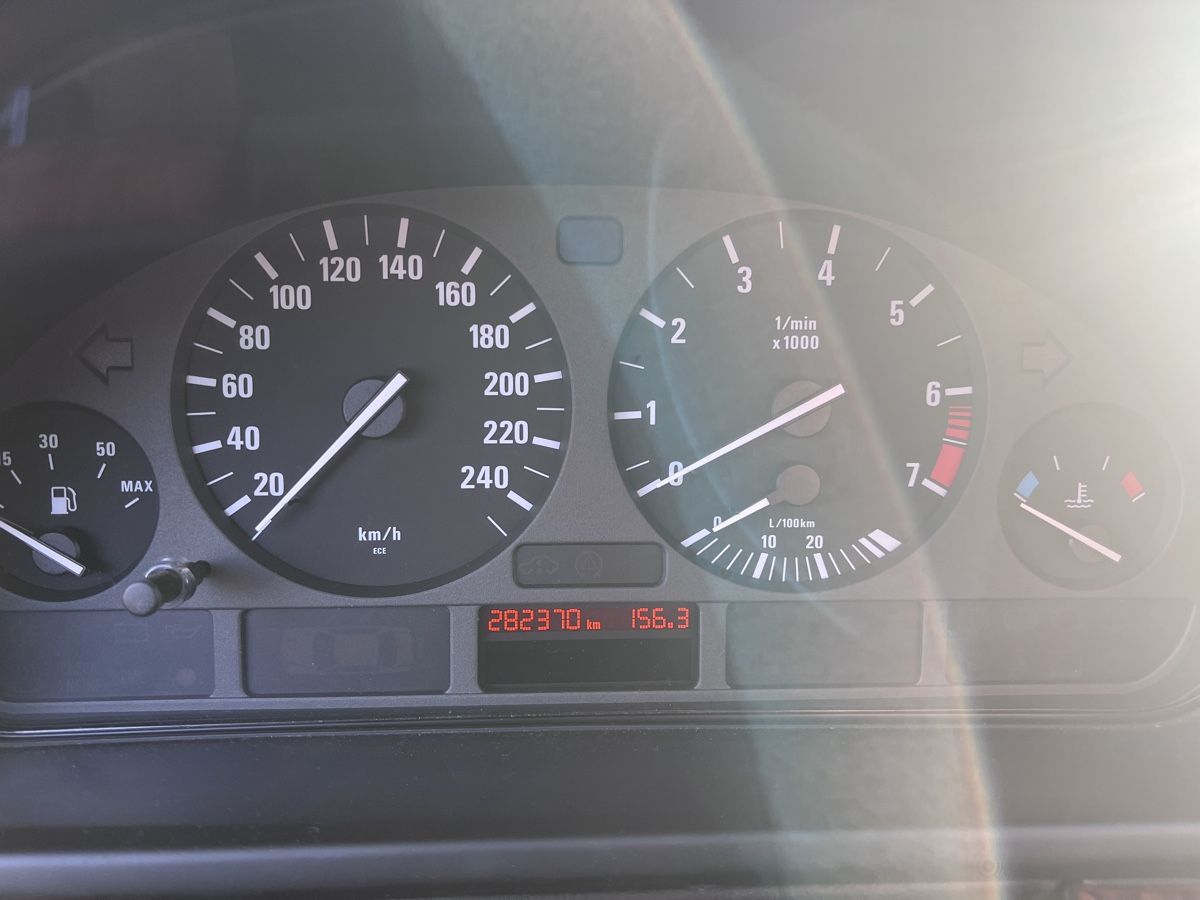 BMW Automobili: BMW 528i E39 Touring schwarz – Usato da Laufen venduto da andsan 6