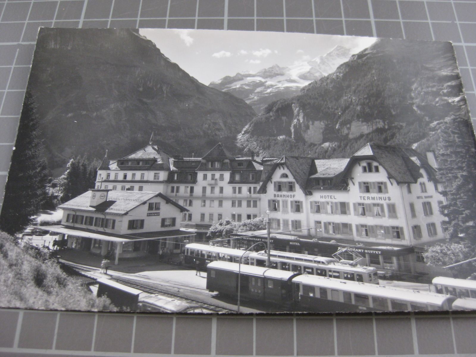 Cartoline postali: AK Grindelwald mit Bahnhof und Zug – Usato da Malters venduto da Marosko