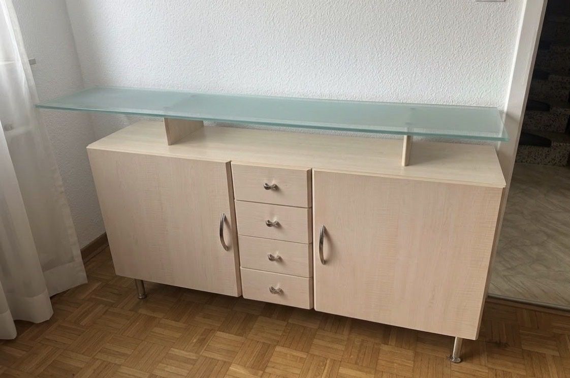 Cassettiere: Sideboard Holz mit Glasaufsatz – Usato da Aesch BL venduto da Kliana