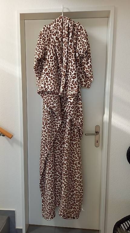 Coperte: Kuscheldecke mit Ärmeln "Leo" – Usato da Allschwil venduto da Camy061