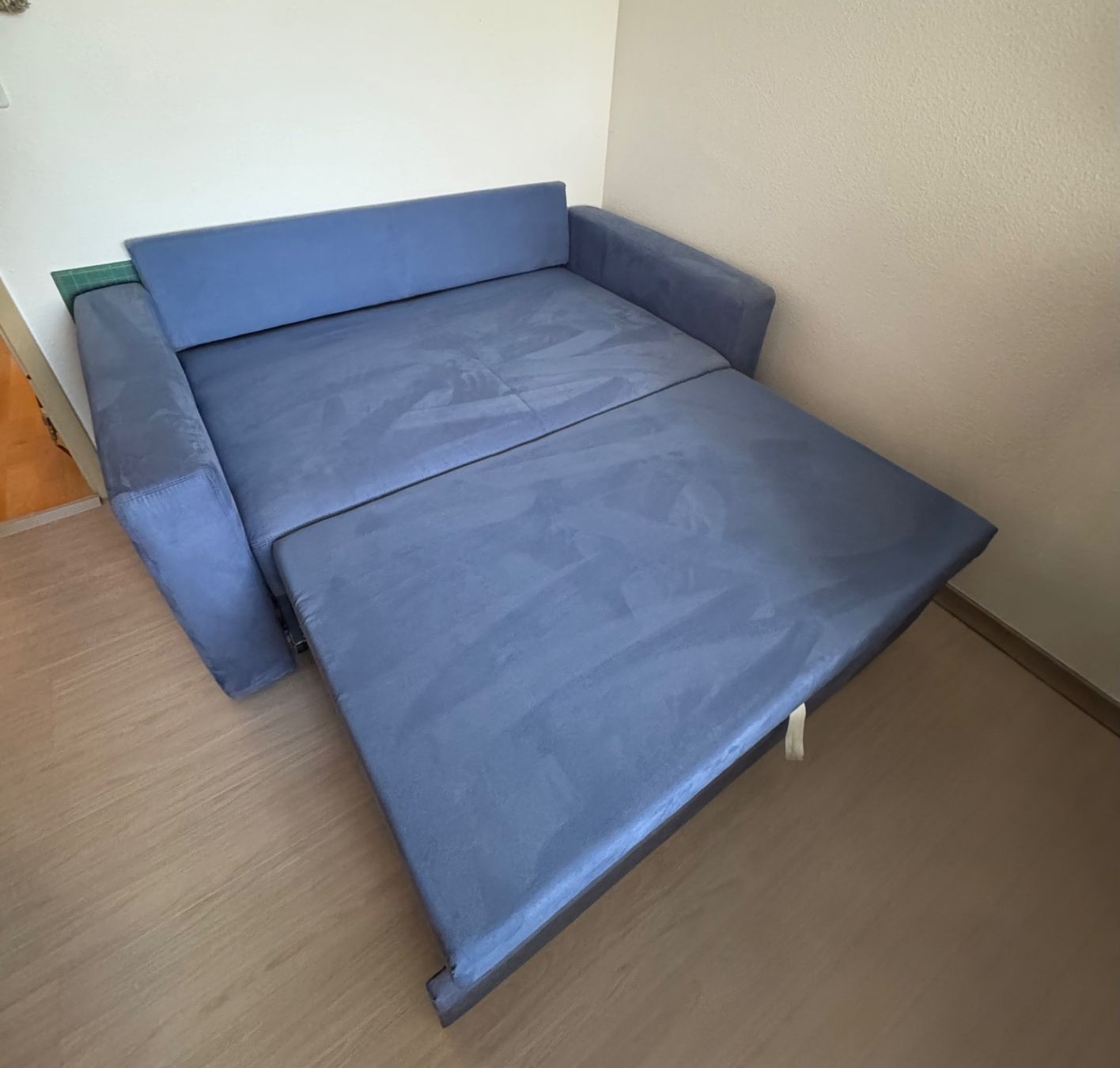 Sofas: Ausziehbares Alcantara Sofa, Wie neu – Neu (gemäss Beschreibung) aus Reinach BL von san_rq8c 1