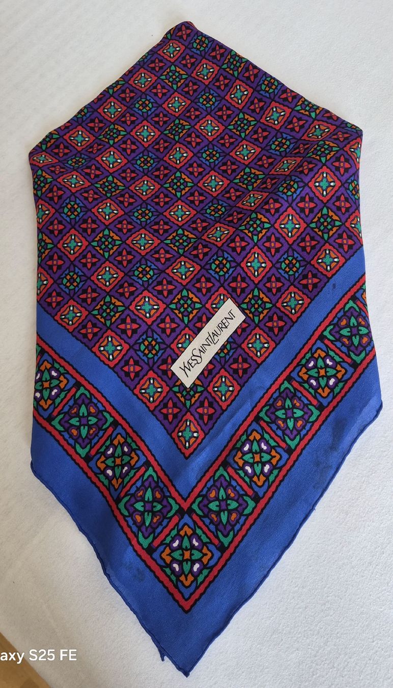Saint Laurent Foulards, Tücher & Schals: Grand Foulard YSL  – Neu (gemäss Beschreibung) aus Bern von dasgesuchtobjekt 1