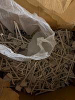 Über 100 Stück Kunststoff-Haken / Halterungen – Konvolut
