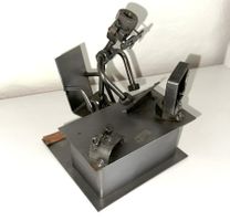 Design Eisenskulptur Bürolist von Hinz & Kunst