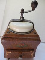 Kaffeemühle,alt, Marke Dienes,Flügeltürchen