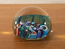 Presse papier en verre Murano aux motifs floraux signé