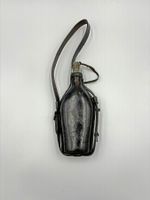 Alte Feldflasche aus Glas in Leder ummantelt